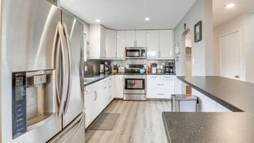 Rumah (3 Bedrooms) | Dapur pribadi | Microwave, oven, kompor, dan mesin pencuci piring