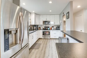 House (3 Bedrooms) | Private kitchen | Microwave, oven, stovetop, dishwasher