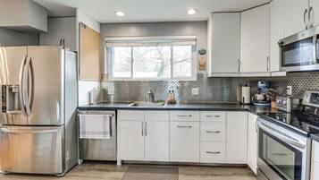 Rumah (3 Bedrooms) | Dapur pribadi | Microwave, oven, kompor, dan mesin pencuci piring