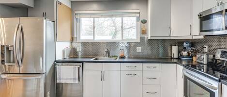 House (3 Bedrooms) | Private kitchen | Microwave, oven, stovetop, dishwasher