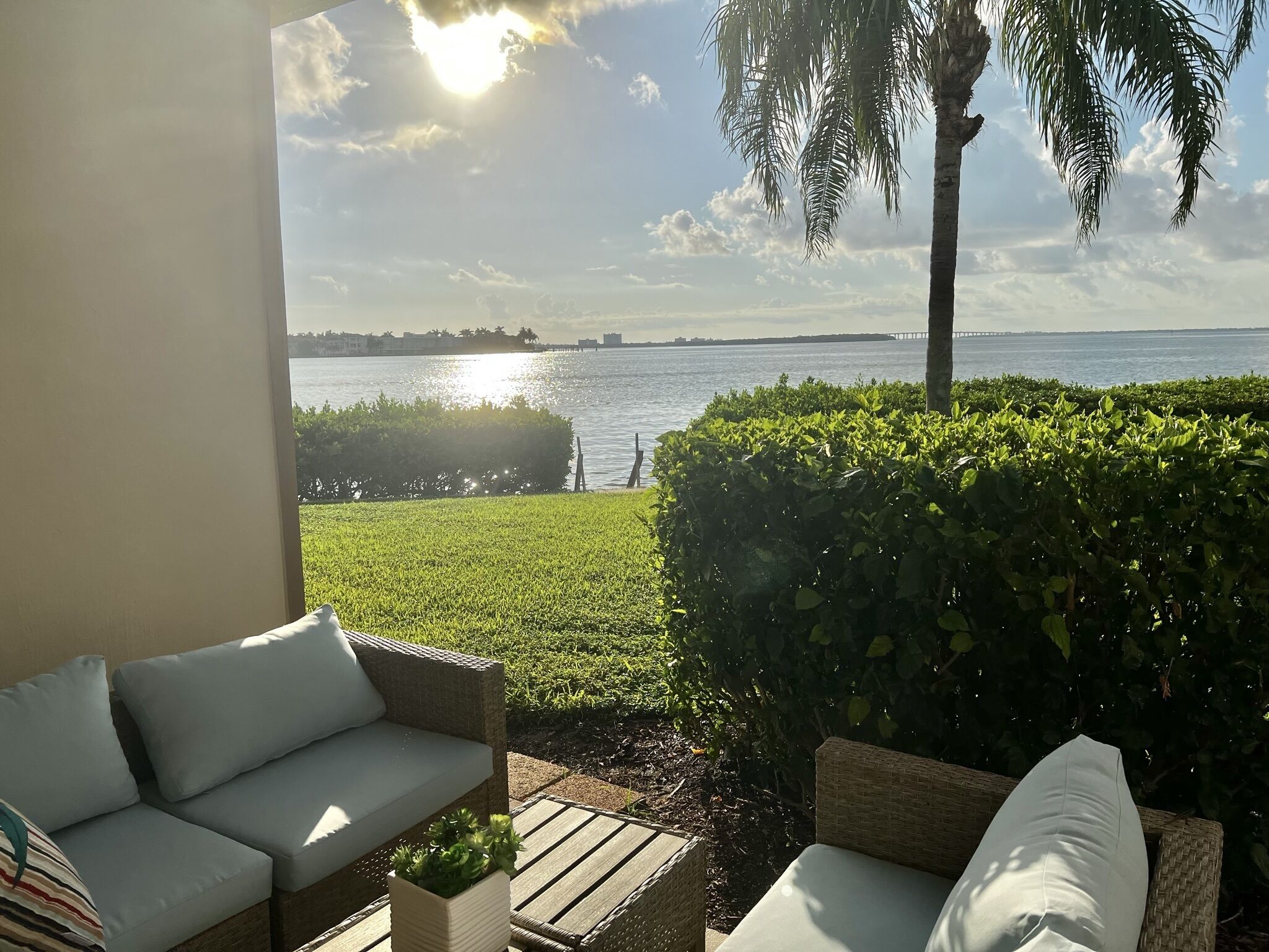 Stunning waterfront 2B/2B close to beaches and downtown is work/play paradise!