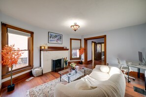 TV, máy chơi game, sách 