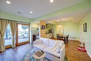 TV, máy chơi game, sách 