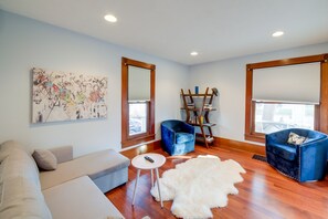 TV, máy chơi game, sách 