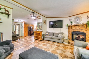 Télévision, cheminée, livres