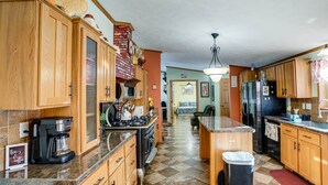Rumah (3 Bedrooms) | Dapur pribadi | Microwave, oven, kompor, dan kursi makan untuk bayi