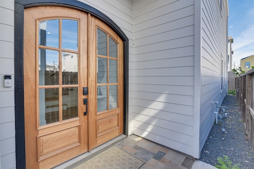 Houston Retreat w/ Balcony, 1 Mi to Toyota Center!