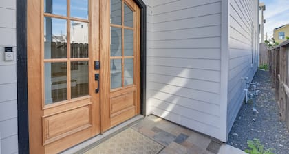 Houston Retreat w/ Balcony, 1 Mi to Toyota Center!