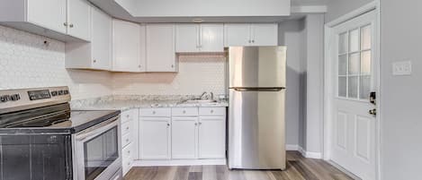 Appartement (1 Bedroom) | Cuisine privée | Un four, surface de cuisson, vaisselle et ustensiles