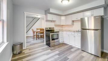 Apartment (1 Bedroom) | Private kitchen | Oven, stovetop, cookware/dishes/utensils