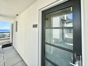 Dusj, hårføner og håndklær