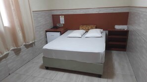 標準套房 | 迷你吧、房內夾萬、書桌、免費 Wi-Fi