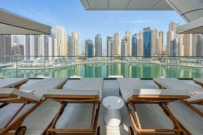 室外游泳池，提供泳池遮陽傘和日光浴躺椅