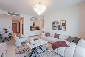 精緻公寓, 3 間臥室, 陽台, 海灣景觀 | 起居區 | 65-吋智慧型電視、有線頻道、Netflix、串流服務