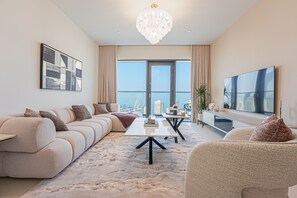 精緻公寓, 3 間臥室, 陽台, 海灣景觀 | 起居區 | 65-吋智慧型電視、有線頻道、Netflix、串流服務
