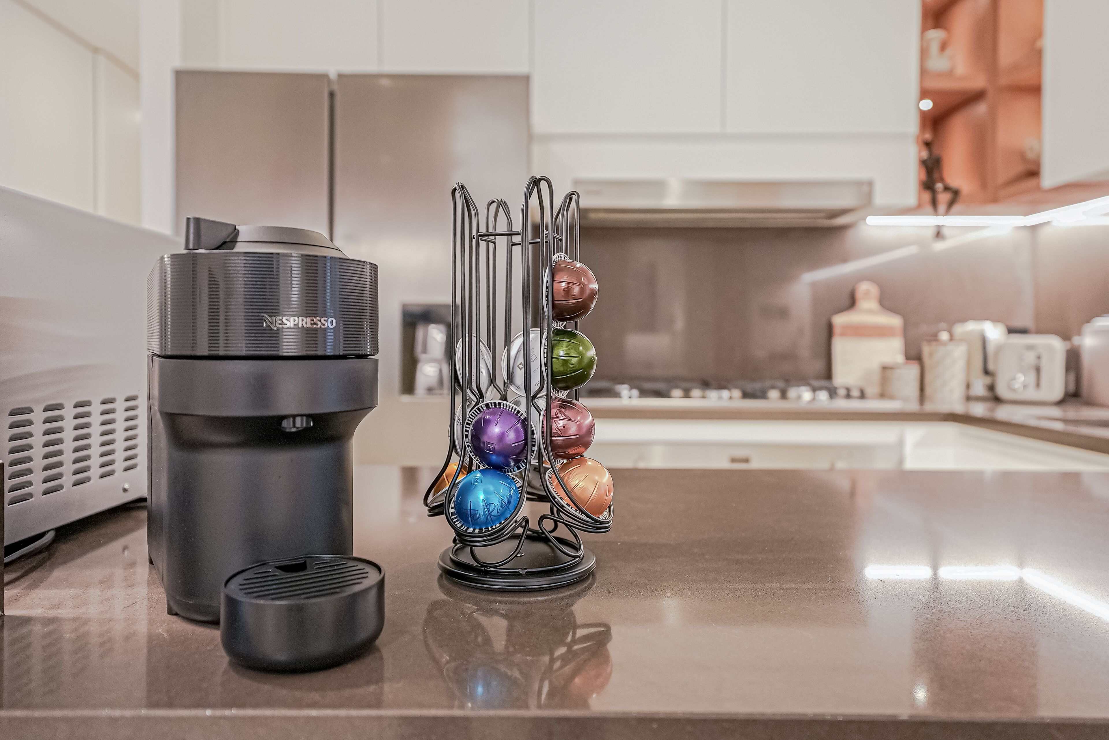 Una cocina con cafetera y especiero.