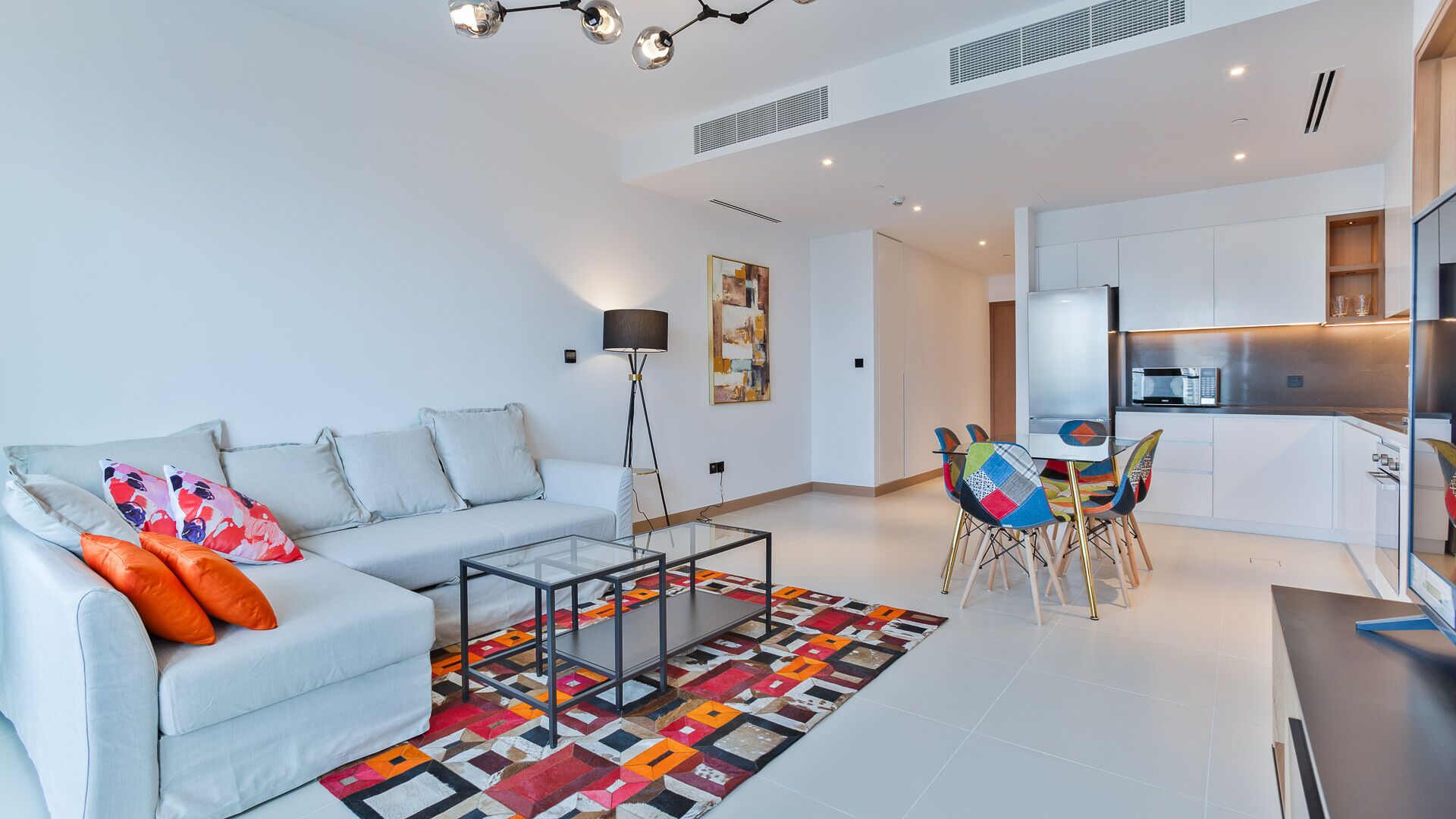 Um apartamento moderno com sala de estar, área de jantar e cozinha.