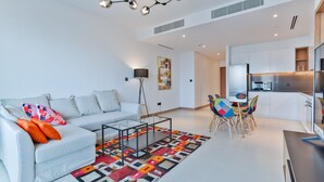 Un apartamento moderno con sala de estar, comedor y cocina.