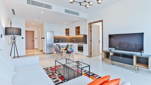 Un apartamento moderno con sala de estar, cocina y comedor.