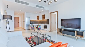 Design-Apartment | Wohnbereich | 55-Zoll-Smart-TV mit Kabelempfang