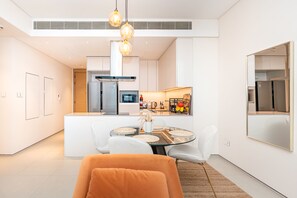 Departamento de diseñador | Área de sala de estar | Smart TV de 55 pulgadas con canales por cable 