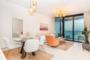 Design-lejlighed | Opholdsområde | 55-tommers smart-tv med kabelkanaler