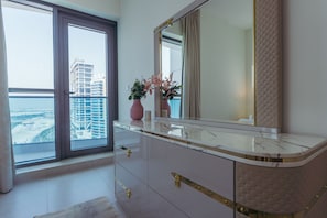Appartement Deluxe | 2 chambres, coffres-forts dans les chambres, fer et planche Ă repasser