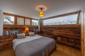 5 bedrooms, iron/ironing board, free WiFi, bed sheets