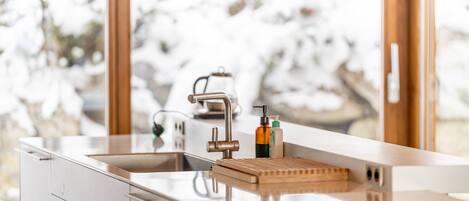 Een koelkast, een microgolfoven, een oven, een vaatwasser