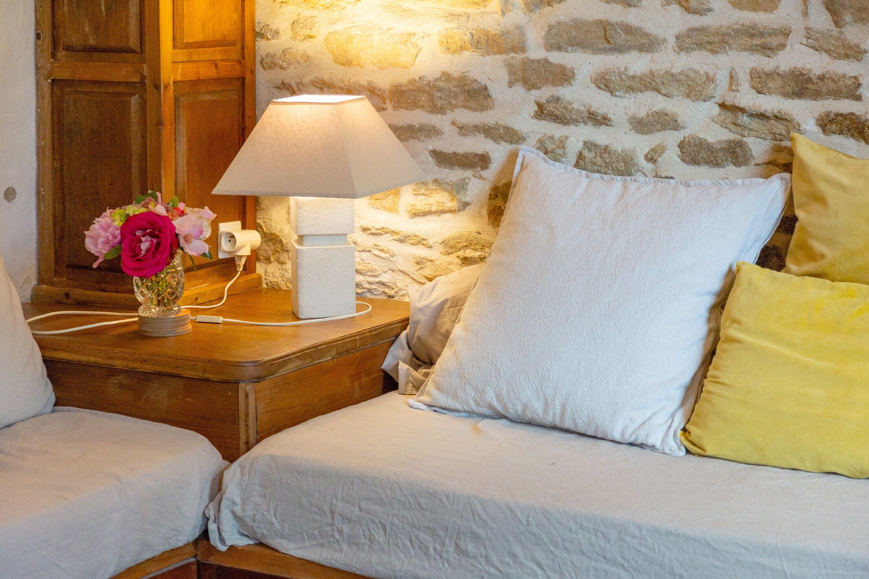4 bedrooms, iron/ironing board, WiFi (free), bed sheets