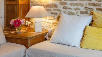 4 bedrooms, iron/ironing board, WiFi (free), bed sheets