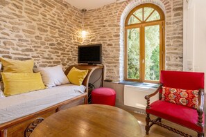 TV, DVD player, stereo - Le Gîte de l'Orangerie de Kerlarec – A Peaceful Retreat in Nature (Arzano)