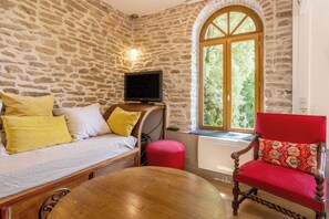 TV, DVD player, stereo - Cottage 'Ancienne Maison De Famille 6-8 Pers' with Private Terrace, Private Garden and Wi-Fi (Arzano)