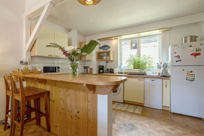 Fridge, microwave, oven, stovetop - Le Gîte de l'Orangerie de Kerlarec – A Peaceful Retreat in Nature (Arzano)