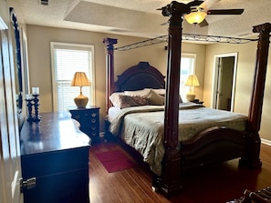 3 bedrooms, desk, iron/ironing board, free WiFi