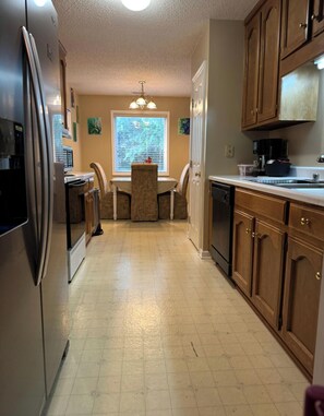 Kjøleskap, mikrobølgeovn, ovn og kokeplater