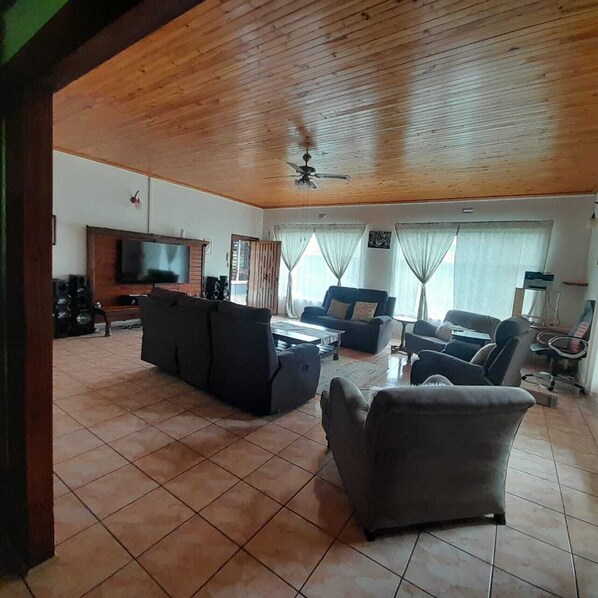 Smart TV, books, printers - Family home just 10 minutes from all the Sabie waterfalls. (Sabie)