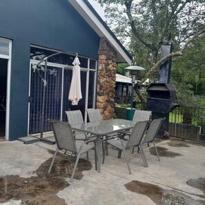 Outdoor dining - Family home just 10 minutes from all the Sabie waterfalls. (Sabie)