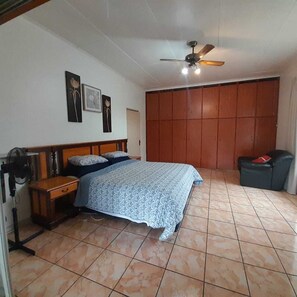 4 bedrooms, in-room safe, desk, iron/ironing board - Family home just 10 minutes from all the Sabie waterfalls. (Sabie)