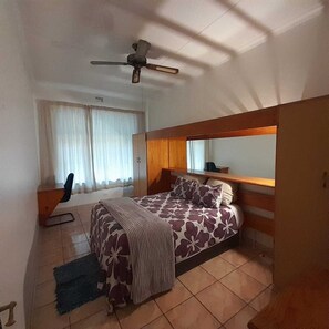 4 habitaciones, caja de seguridad en la habitación y escritorio 