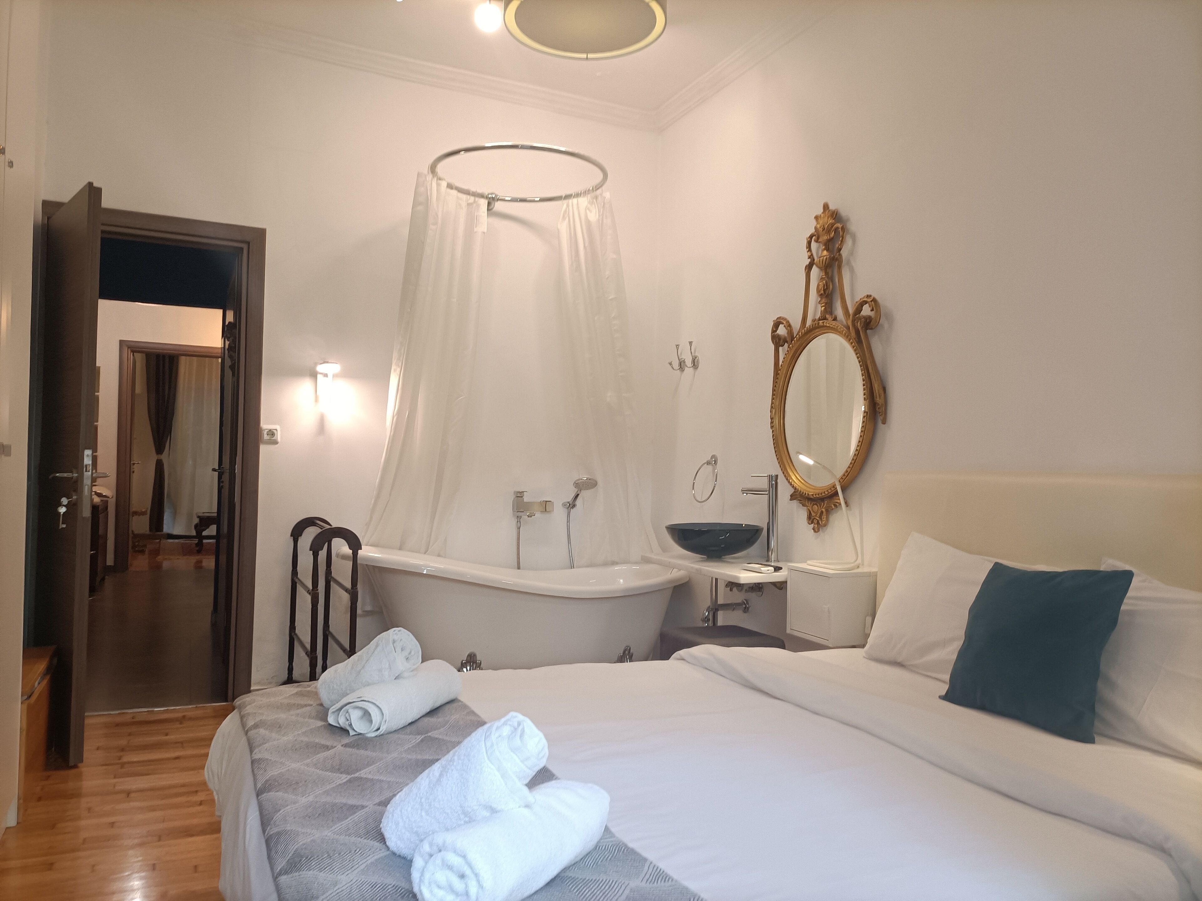 1 habitación, tabla de planchar con plancha, wifi y ropa de cama 