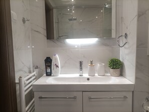 Shower, hair dryer, towels, soap - Elegant Apartment (Athina)
