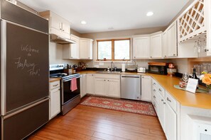 Køleskab, mikrobølgeovn, ovn, kogeplade