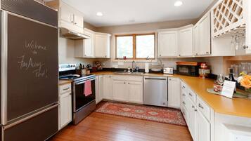 Frigorífic, microones, forn i placa de cuina