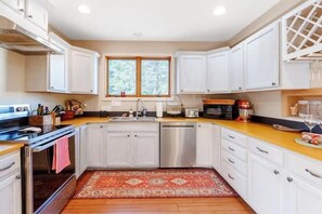 Frigorífico, microondas, placa de cocina y cafetera o tetera