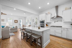 Kylskåp, mikrovågsugn, ugn och spishäll