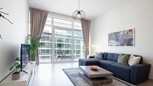 Una sala moderna con sofá, mesa de centro y una obra de arte en la pared.