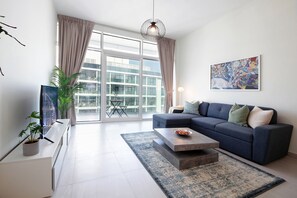 Departamento Deluxe | Área de sala de estar | Smart TV de 50 pulgadas con canales por cable 