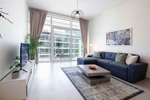 Appartement Deluxe | Aire de séjour | Téléviseur connecté de 50 po avec télévision par câble