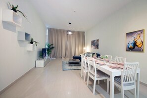 Appartement Deluxe | Aire de séjour | Téléviseur connecté de 50 po avec télévision par câble